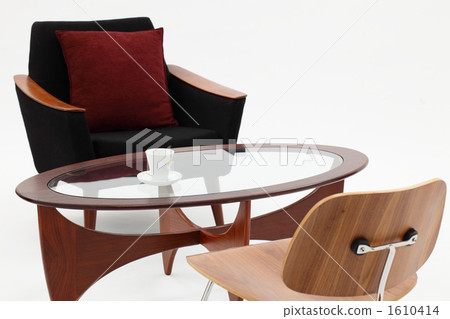 矮桌和咖啡杯和沙發 1610414