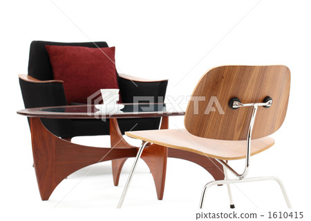 矮桌和咖啡杯和沙發 1610415