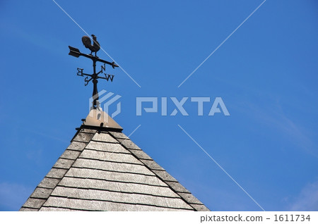 風上升的三角屋頂和藍天 1611734