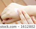 spread evenly, straighten, cream 1612802