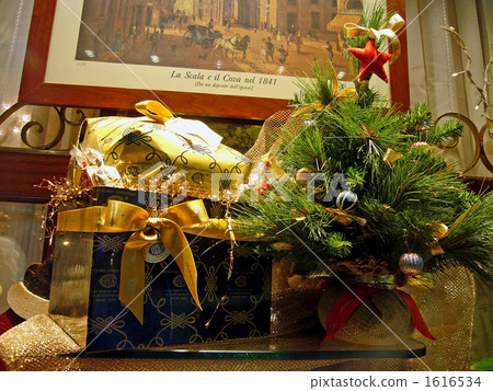 An elegant adult's Christmas gift 1616534