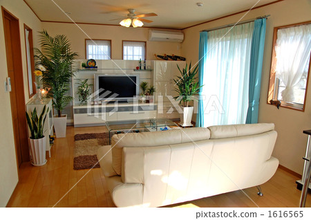 有白色主題演講的現代客廳 1616565