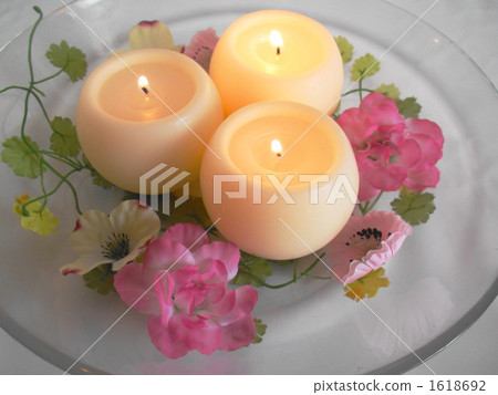 Candles and artificial flowers (right) Candles and artificial flowers (right) 1618692