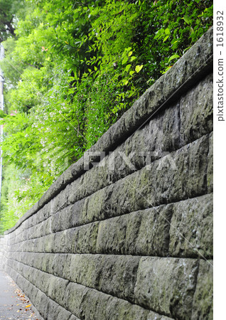 石柵欄和綠色 1618932