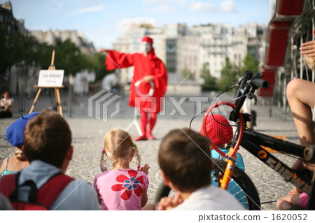 Road performances in Paris 1620052