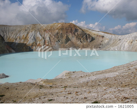 Emerald green volcano lake 1621005