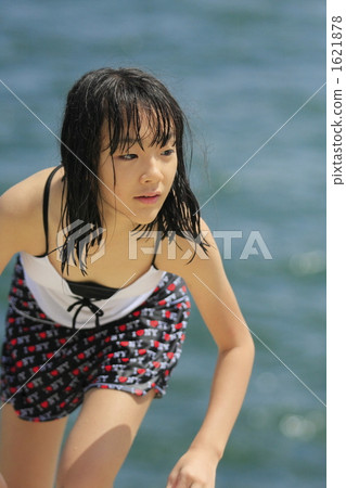Elementary school student at sea bathing 1621878