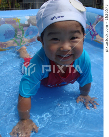 游泳池在花園裡 1626573