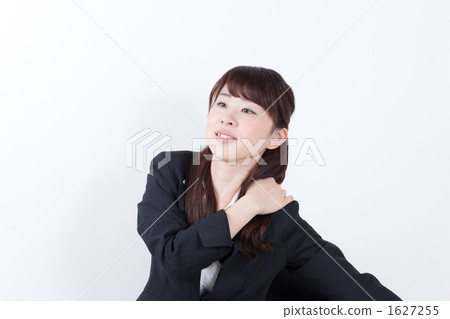 A woman in a suit wearing a shoulder 1627255