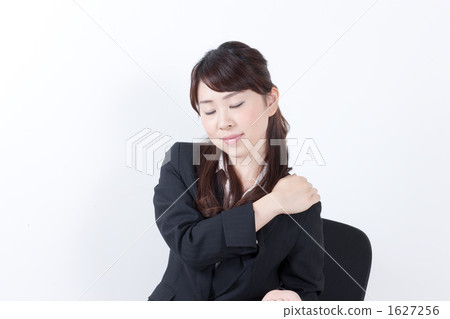 穿肩膀的衣服的一名婦女 1627256