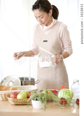 在烹飪過程中撒上鹽 1628631