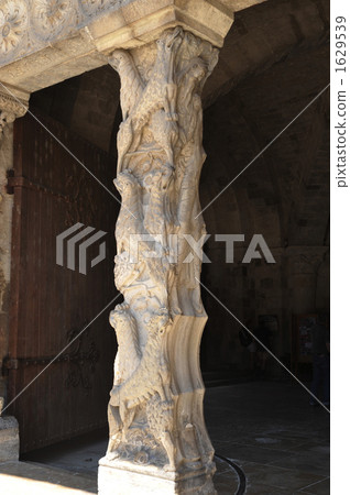 Moisac, central pillar of entrance to Saint-Pierre church Moisac, central pillar of entrance to Saint-Pierre church 1629539