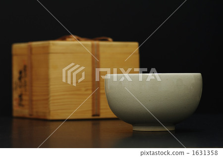 A co-pack with a cup 1631358