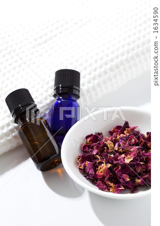 Essential oil and dry herbs 1634590