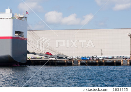 A car carrier 1635555