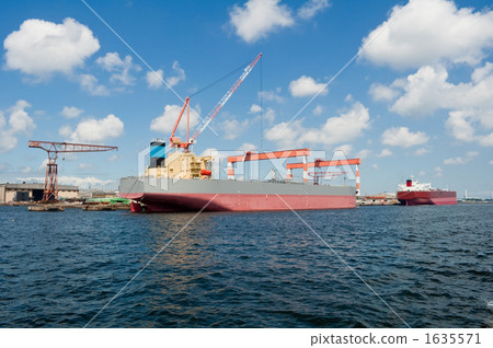 Tanker in outfitting 1635571