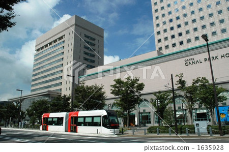 A near-future type streetcar that runs in the redevelopment area 1635928