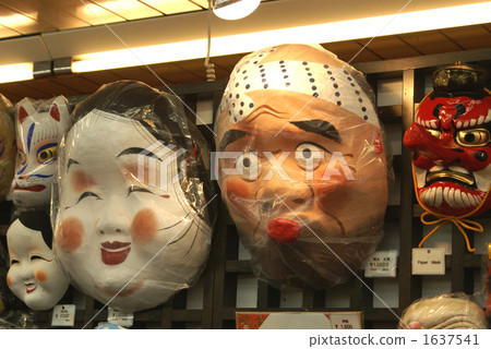 homely woman, looking on by an outsider, plain looking woman 1637541