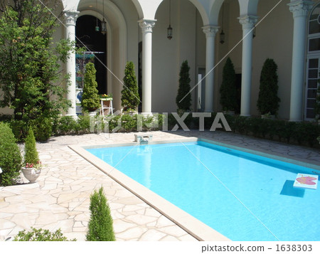 Poolside  1638303
