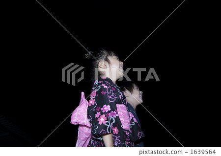Children looking up at night sky 1639564