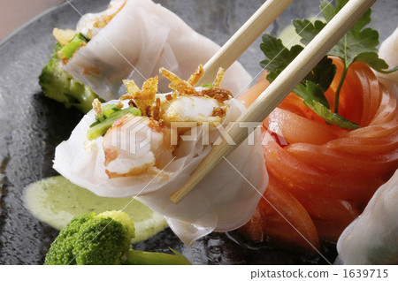 Raw spring roll 1639715