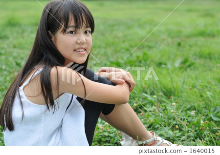 Lawn sitting girl Lawn sitting girl 1640015