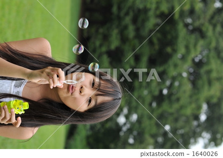 女孩玩肥皂泡 女孩玩肥皂泡 1640026