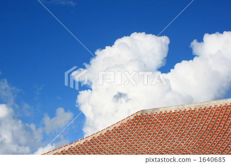 紅屋瓦 積雨雲 藍天 1640685