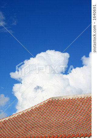 紅屋瓦 積雨雲 藍天 1640691