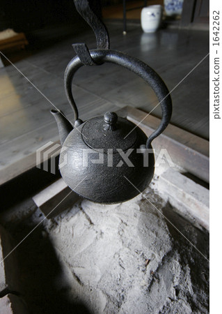 Iron bottle and hearth Iron bottle and hearth 1642262