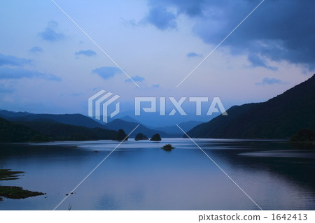 秋元湖沉默地包裹著 1642413