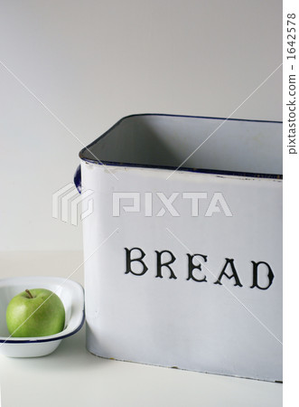 Bread Bin and Apple 1642578
