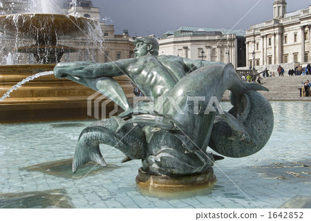 噴泉波塞冬雕像在特拉法加廣場的 1642852