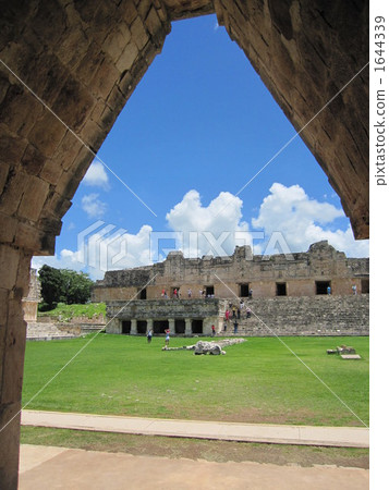 烏斯馬爾仍然存在 1644339