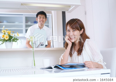 妻子和丈夫做家務休息一下 1645084