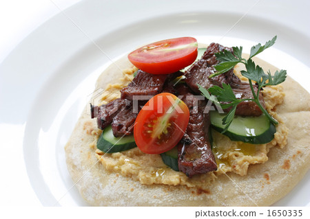 皮塔餅麵包,羊肉和鮮魚。 皮塔餅麵包,羊肉和鮮魚。 1650335