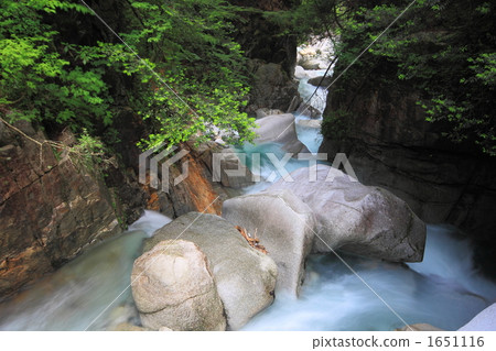 夏季龍津瀑布的山間溪流 夏季龍津瀑布的山間溪流 1651116