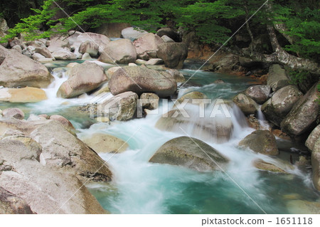 夏季龍津瀑布的山間溪流 夏季龍津瀑布的山間溪流 1651118