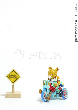 Bear and tricycle 1653062