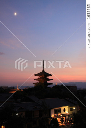 Tower / evening view of Yasaka Tower / evening view of Yasaka 1653585