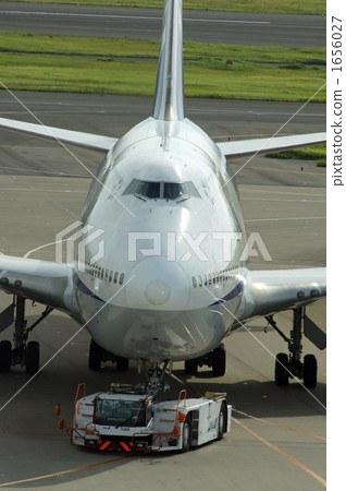 Jumbo being towed 1656027