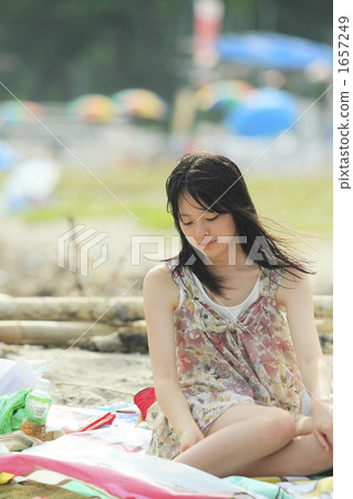 坐海灘和休假的女孩 1657249