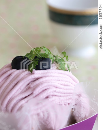 藍莓勃朗峰和茶杯(垂直) 藍莓勃朗峰和茶杯(垂直) 1657794