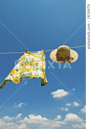 hanging out laundry to dry, laundry, straw hat 1658476