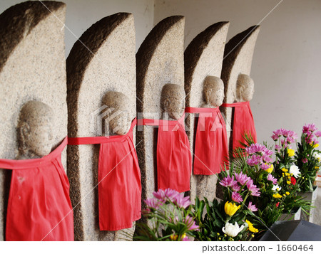 Jizo lined at the entrance of the grave Jizo lined at the entrance of the grave 1660464