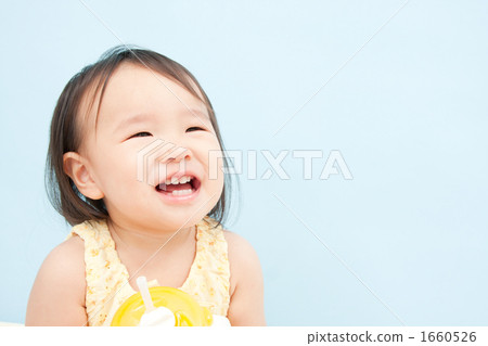 A girl who is full of drinking a drink 1660526