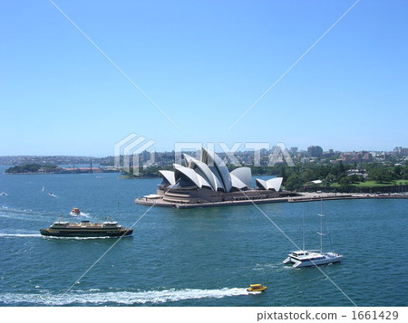 Ship and Opera House 1661429