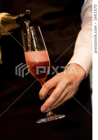 傾倒的 （使）裝滿 湧出 1661870