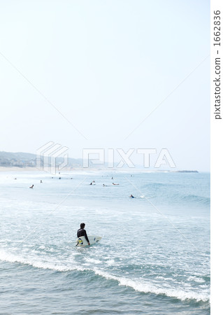 仲夏海灘和衝浪者 1662836