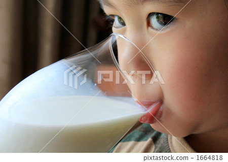 喝牛奶 1664818